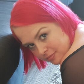 Curvy Sarah (@curvy-sarah) profile picture