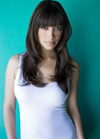 Hannah Simone (@hannah-simone) profile picture